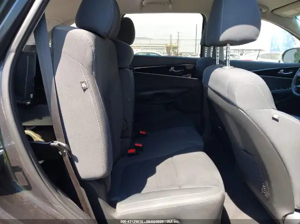5XYPG4A35KG499174 2019 KIA SORENTO - Image 8