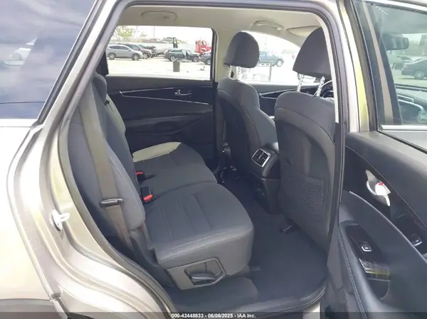 5XYPG4A35KG501229 2019 KIA SORENTO - Image 8