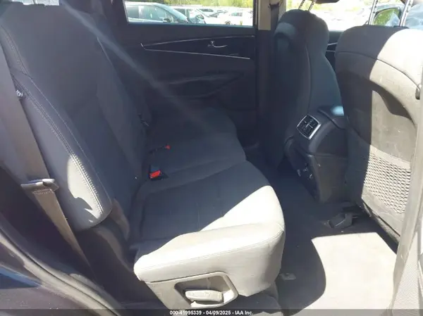 5XYPG4A35KG529645 2019 KIA SORENTO - Image 8