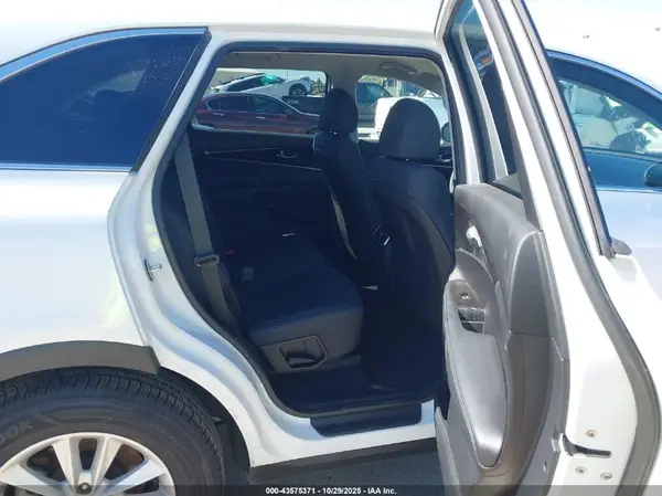 5XYPG4A35KG545540 2019 KIA SORENTO - Image 8