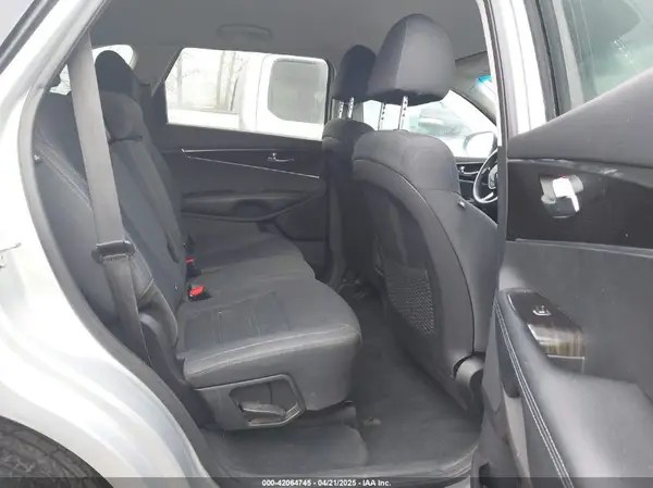 5XYPG4A35KG580742 2019 KIA SORENTO - Image 8