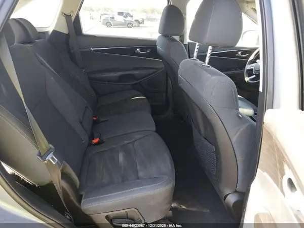 5XYPG4A35KG610984 2019 KIA SORENTO - Image 8