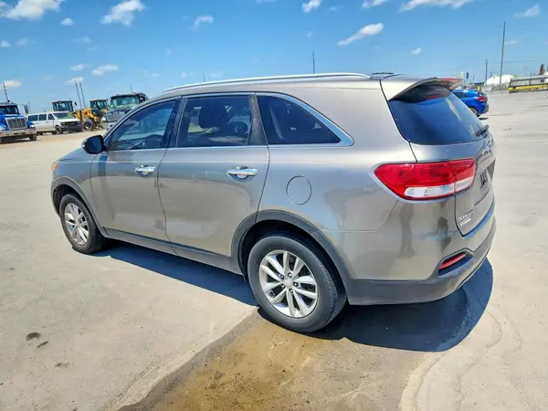 5XYPG4A36HG189401 2017 KIA SORENTO - Image 2