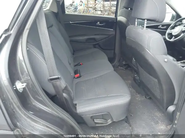 5XYPG4A36HG281608 2017 KIA SORENTO - Image 8