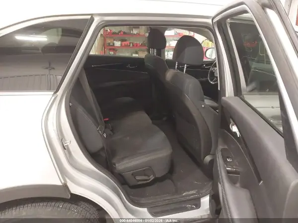 5XYPG4A36JG358421 2018 KIA SORENTO - Image 8