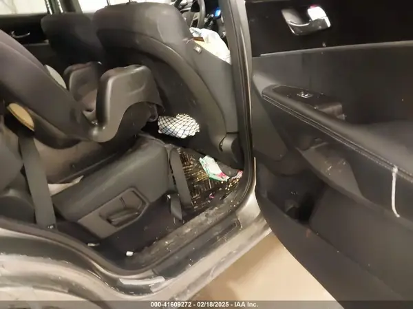 5XYPG4A36KG498664 2019 KIA SORENTO - Image 8