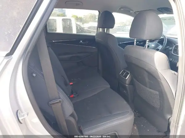 5XYPG4A36KG582273 2019 KIA SORENTO - Image 8