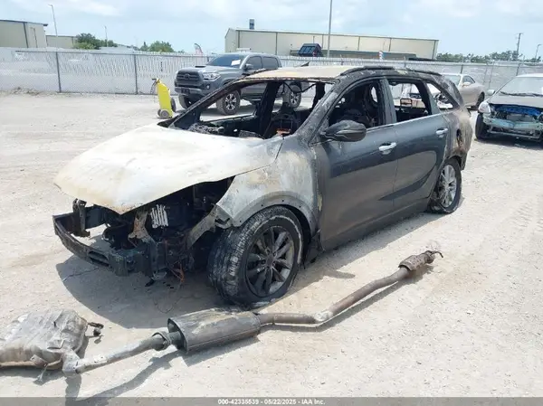 5XYPG4A37HG214564 2017 KIA SORENTO - Image 2