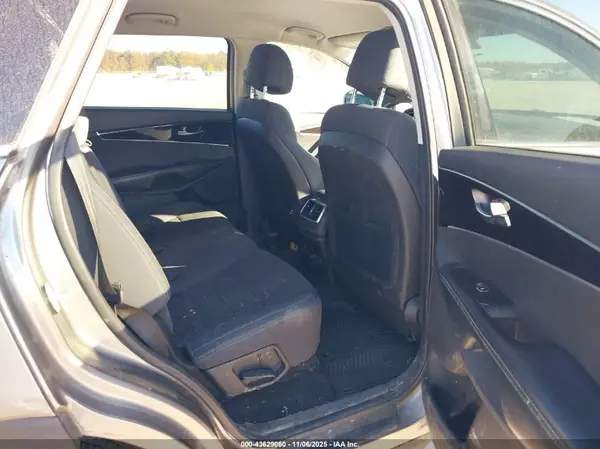 5XYPG4A37HG257219 2017 KIA SORENTO - Image 8