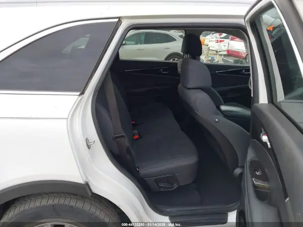 5XYPG4A37HG278605 2017 KIA SORENTO - Image 8