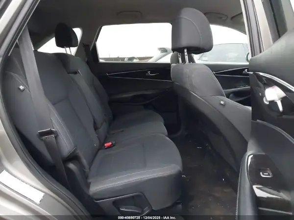 5XYPG4A37HG303289 2017 KIA SORENTO - Image 8