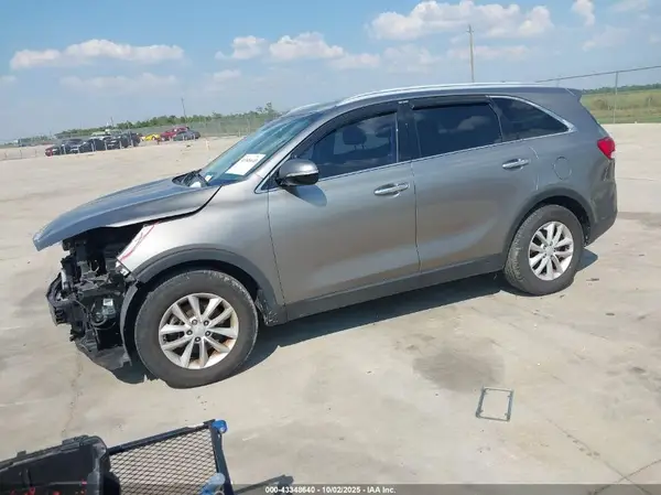 5XYPG4A37JG381576 2018 KIA SORENTO - Image 2