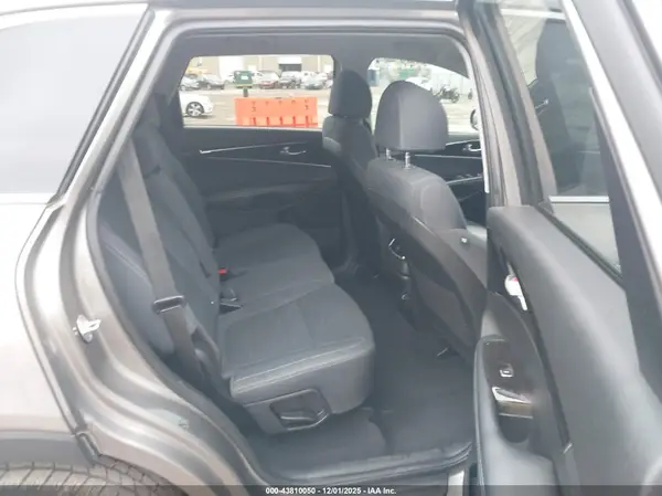 5XYPG4A37JG407917 2018 KIA SORENTO - Image 8