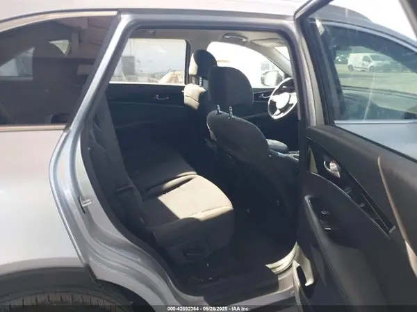 5XYPG4A38HG208191 2017 KIA SORENTO - Image 8
