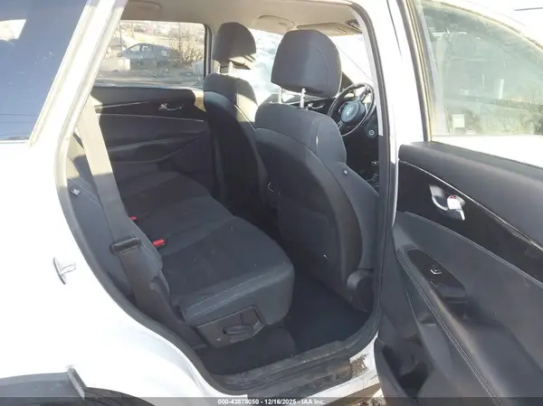 5XYPG4A38HG210250 2017 KIA SORENTO - Image 8