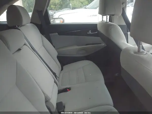 5XYPG4A38HG271758 2017 KIA SORENTO - Image 8