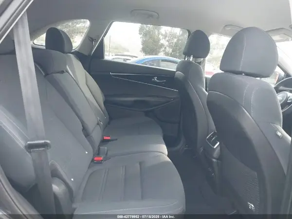 5XYPG4A38JG348635 2018 KIA SORENTO - Image 8