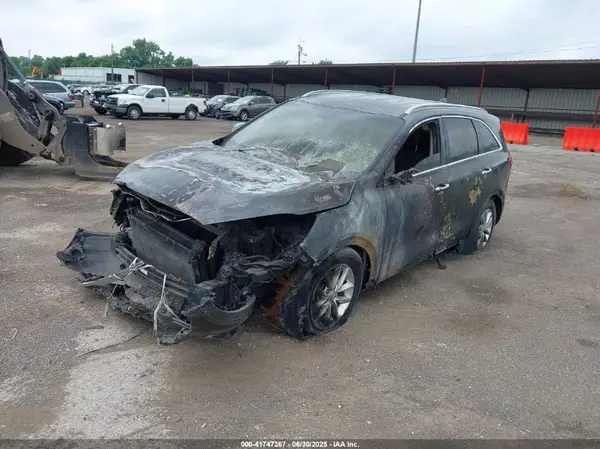 5XYPG4A38JG368612 2018 KIA SORENTO - Image 2