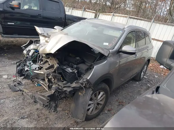 5XYPG4A38JG388407 2018 KIA SORENTO - Image 2