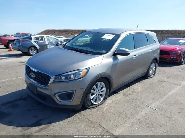 5XYPG4A38JG412074 2018 KIA SORENTO - Image 2