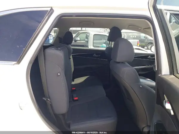 5XYPG4A38KG550585 2019 KIA SORENTO - Image 8