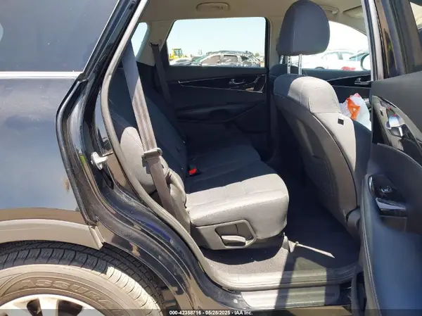 5XYPG4A38KG573882 2019 KIA SORENTO - Image 8