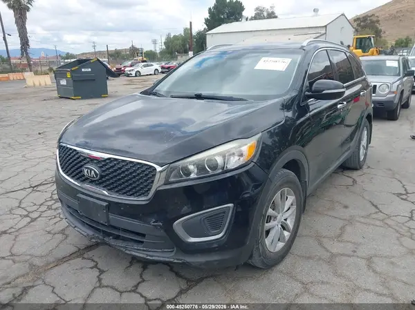 5XYPG4A39HG192888 2017 KIA SORENTO - Image 2