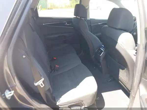 5XYPG4A39HG211598 2017 KIA SORENTO - Image 8