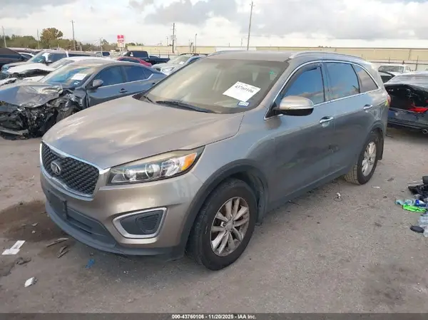 5XYPG4A39HG212038 2017 KIA SORENTO - Image 2