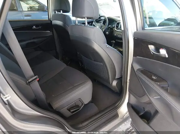5XYPG4A39HG215618 2017 KIA SORENTO - Image 8