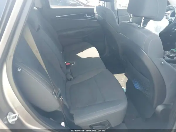 5XYPG4A39HG217045 2017 KIA SORENTO - Image 8
