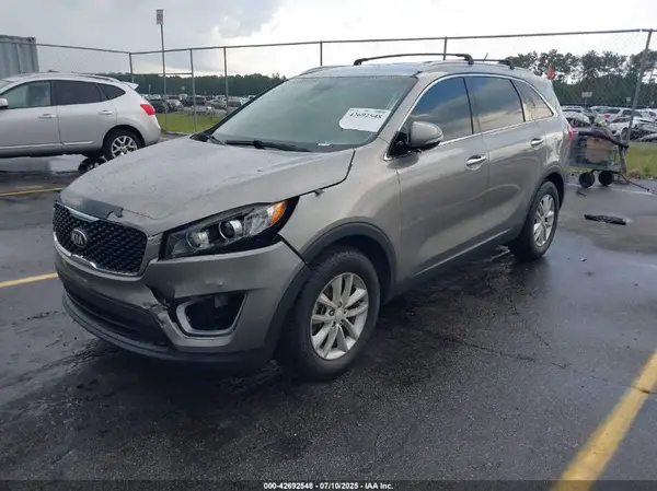 5XYPG4A39HG258002 2017 KIA SORENTO - Image 2