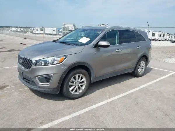 5XYPG4A39HG267511 2017 KIA SORENTO - Image 2