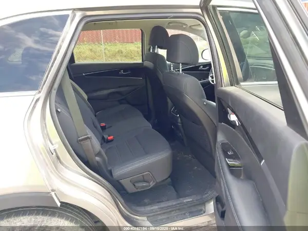 5XYPG4A39HG267511 2017 KIA SORENTO - Image 8