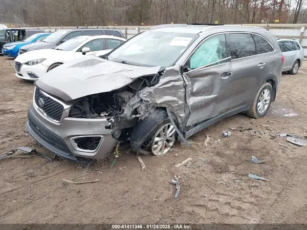 5XYPG4A39HG276564 2017 KIA SORENTO - Image 2
