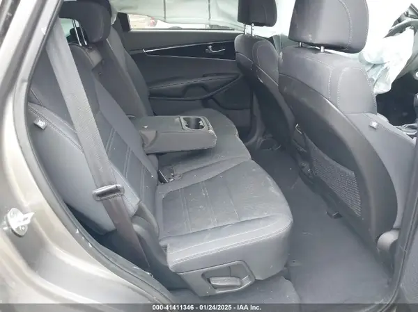 5XYPG4A39HG276564 2017 KIA SORENTO - Image 8