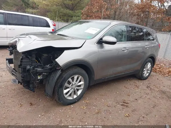 5XYPG4A39HG281165 2017 KIA SORENTO - Image 2