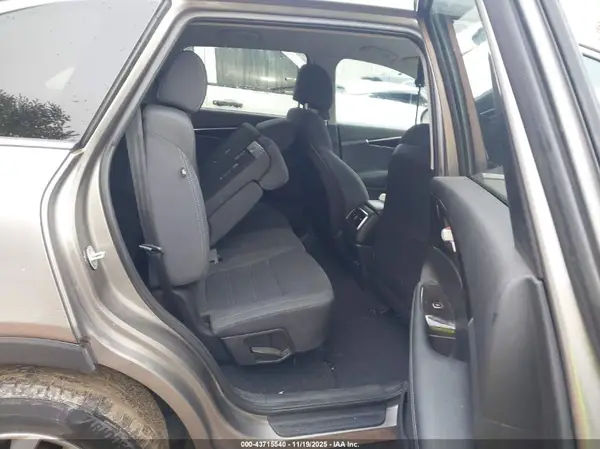 5XYPG4A39HG281165 2017 KIA SORENTO - Image 8