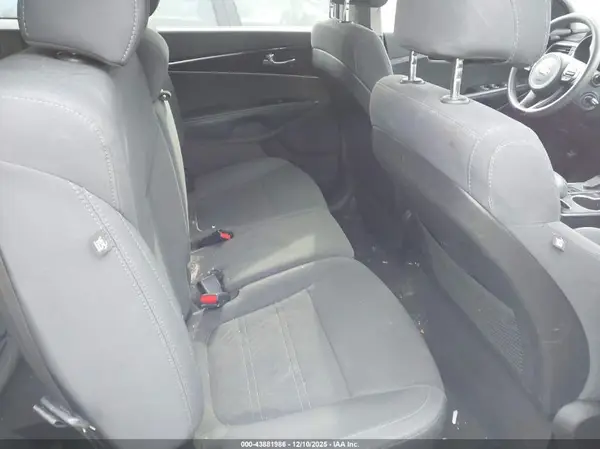 5XYPG4A39HG282977 2017 KIA SORENTO - Image 8