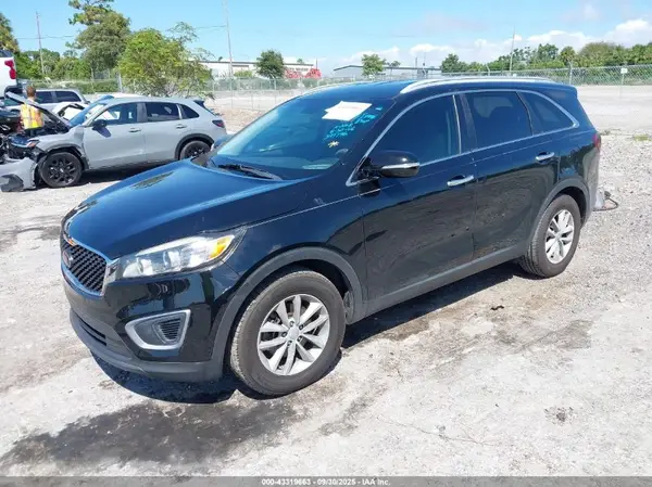 5XYPG4A39HG323379 2017 KIA SORENTO - Image 2