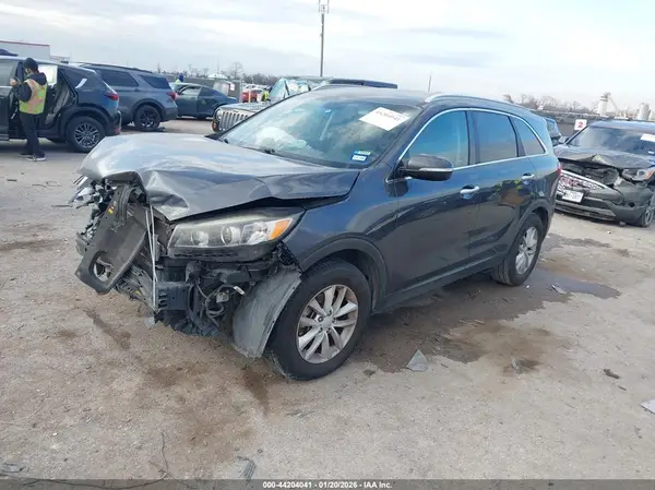 5XYPG4A39JG338521 2018 KIA SORENTO - Image 2