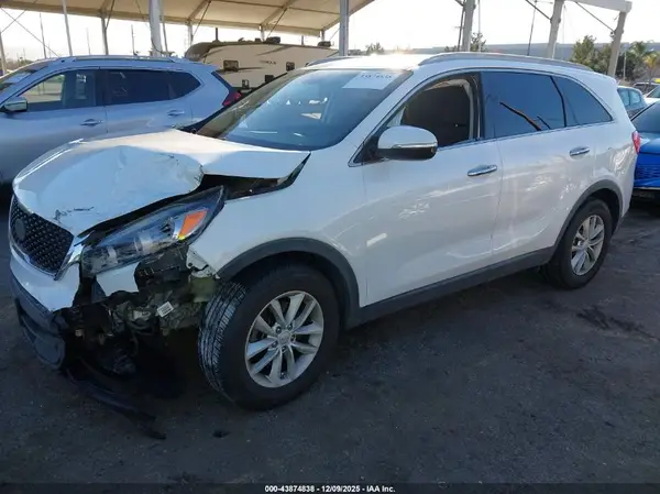 5XYPG4A39JG348014 2018 KIA SORENTO - Image 2