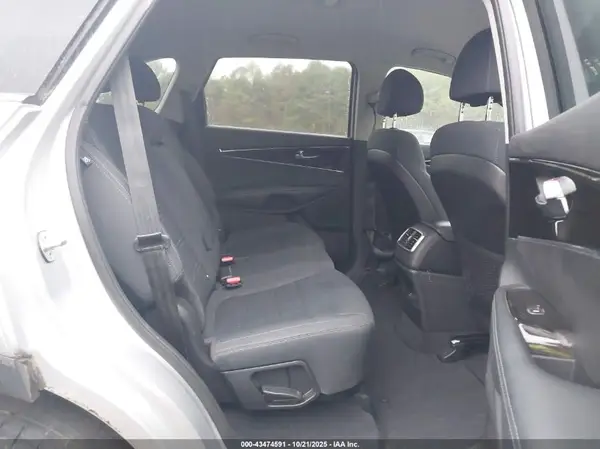5XYPG4A39JG370272 2018 KIA SORENTO - Image 8