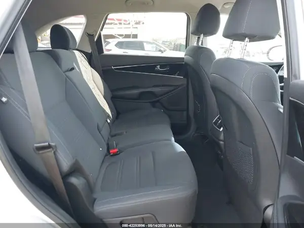 5XYPG4A39KG463715 2019 KIA SORENTO - Image 8