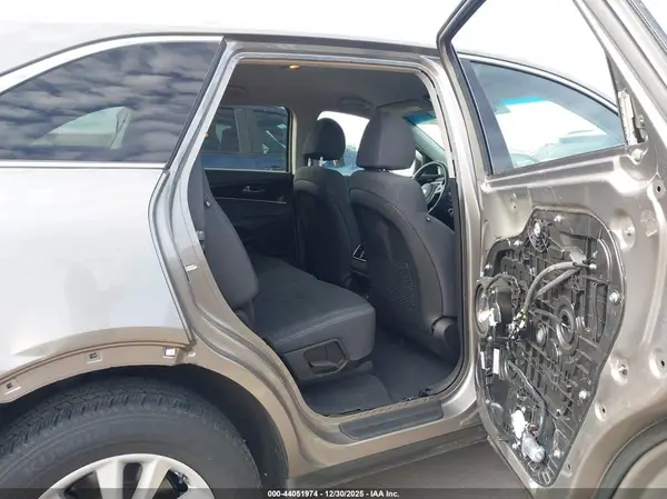 5XYPG4A39KG490879 2019 KIA SORENTO - Image 8