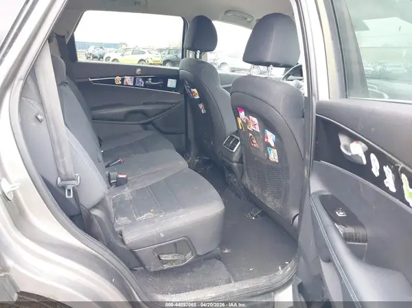 5XYPG4A39KG520379 2019 KIA SORENTO - Image 8