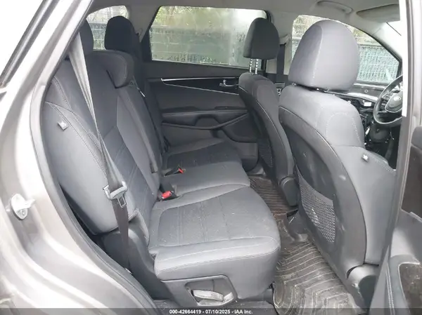 5XYPG4A39KG557240 2019 KIA SORENTO - Image 8
