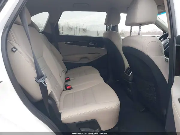 5XYPG4A39KG565693 2019 KIA SORENTO - Image 8