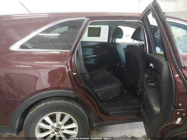5XYPG4A39KG573647 2019 KIA SORENTO - Image 8