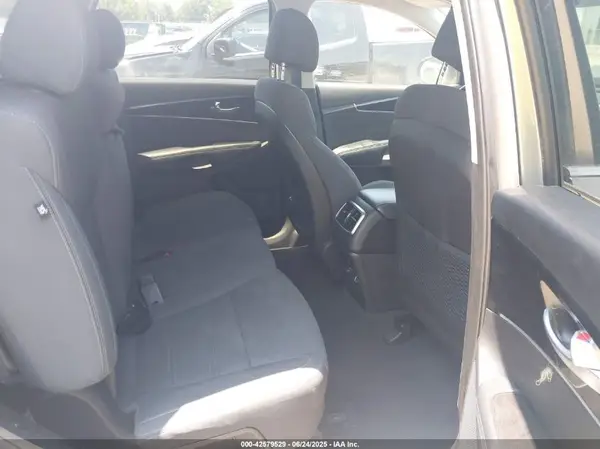 5XYPG4A3XHG271647 2017 KIA SORENTO - Image 8